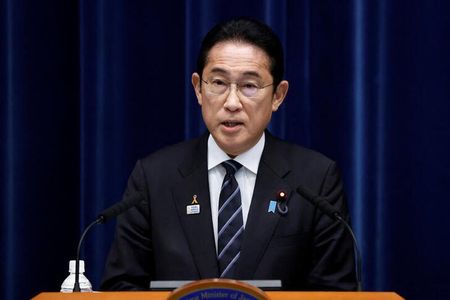 １月１７日、岸田文雄首相は政府与党連絡会議で「足元の物価高から国民生活を守り、物価上昇を上回る賃上げを必ず達成しなければならない」と強調し、経済界や労働団体の代表者と意見交換する「政労使会議」を開催する方向で調整していることを明らかにした。昨年１１月に続き、この３カ月で２度目となる。写真は東京都内で会見する岸田首相。２０２３年１１月代表撮影（２０２４年　ロイター）