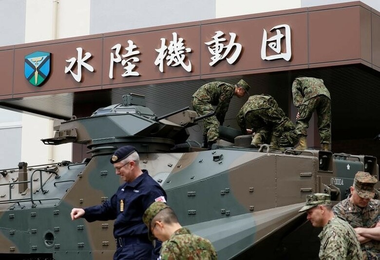 ５月８日、陸上自衛隊が、独自の海上輸送力の整備を検討していることが分かった。中国の海洋進出をにらんで発足した水陸機動団などを南西諸島で機動的に展開するため、離島の小さな港に接岸したり、海岸から人員や車両を揚陸できる輸送艇の取得を計画している。写真は佐世保の水陸機動団。4月撮影（２０１８年　ロイター／Issei Kato）