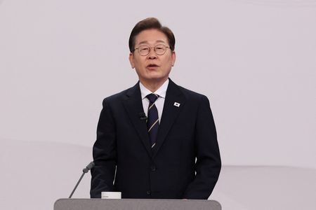 ５月２６日、韓国大統領選（６月３日投開票）の最有力候補である革新系野党「共に民主党」の李在明氏（写真）は、大統領に選出された場合、軍事ホットラインを含め、北朝鮮との意思疎通回復を図ると表明した。ソウルで１８日代表撮影（２０２５年　ロイター）