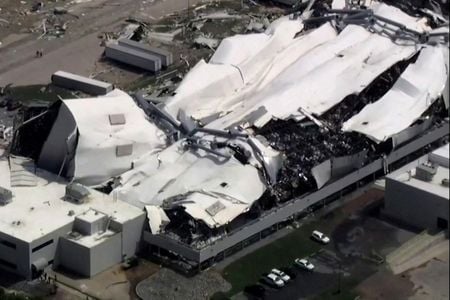 　米製薬大手ファイザーは、１９日に発生した竜巻によりノースカロライナ州ロッキーマウント工場の倉庫が損壊したことを受け、麻酔用鎮痛剤「フェンタニル」や麻酔薬「リドカイン」など３０種余りの医薬品の供給に支障が出る恐れがあると発表した。写真は竜巻の被害を受けた同社の施設。ノースカロライナ州ロッキーマウントで１９日撮影。提供写真（２０２３年　ロイター／ABC Affiliate WTVD）
