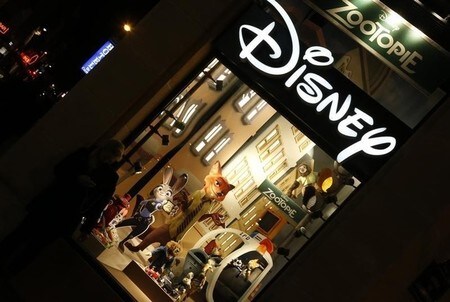 　５月１１日、米国株式市場は急反落し、主要株価３指数は軒並み約１％安で終了した。ウォルト・ディズニーなど、消費関連銘柄の売りが広がった。パリで３月撮影（２０１６年　ロイター／Jacky Naegelen）