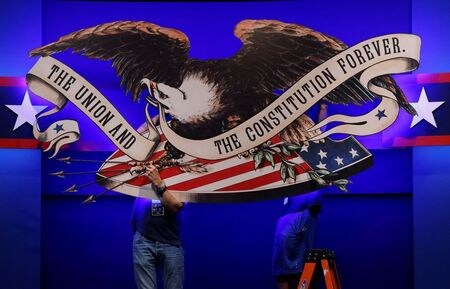 米大統領選の第１回テレビ討論会が２９日行われ、共和党候補のトランプ大統領と民主党候補のバイデン前副大統領が対決する。写真は２８日、オハイオ州クリーブランドで、討論会の舞台を準備するスタッフ（２０２０年　ロイター/Brian Snyder）