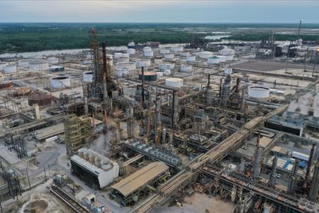 　５月１６日、米国の製油所は第２・四半期の稼働率が最大９４％になるとみられている。写真はエクソンモービルの製油所。テキサス州 で３月撮影（２０２３年　ロイター／Bing Guan）