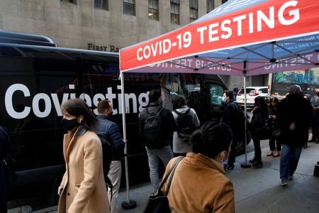 複数の米医療専門家は３０日、新型コロナウイルスのオミクロン変異株の流行に伴う感染者急増が人々の日常生活に大きな混乱を引き起こし、来月は試練の時期になる可能性があると警鐘を鳴らした。１２月１４日、ニューヨークで撮影（２０２１年　ロイター／Brendan McDermid/File Photo）