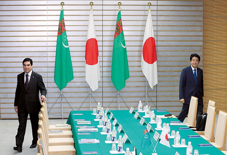 トルクメニスタンのベルドイムハメドフ大統領と安倍首相の会談（13年）　Shizuo Kambayashi-REUTERS