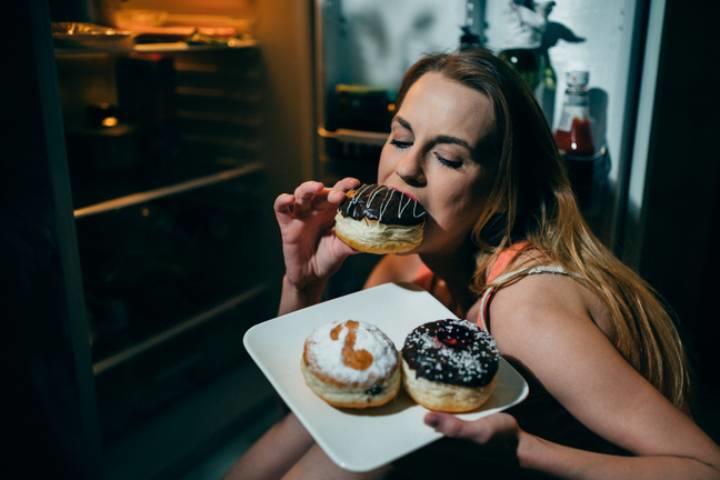 そのドーナツ、かじるのを待った！（写真はイメージ）　 domoyega-iStock