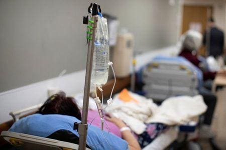 ロイターの集計によると、米国の新型コロナウイルス感染症による死者が１２日に４３３６人と、これまでの最多に達した。カリフォルニア州アップルバレーの病院で１２日撮影（２０２１年　ロイター/MIKE BLAKE）