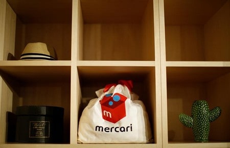 　６月１９日、メルカリが買い気配を切り上げている。きょう東証マザーズに新規上場した同社の公開価格は３０００円。写真は棚に飾られているメルカリのロゴの入った袋。１５日に東京のメルカリ本社で撮影（2018年　ロイター／Issei Kato）
