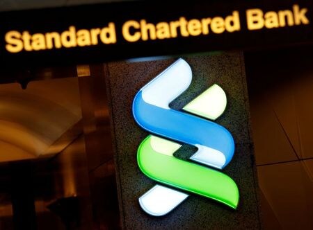 　４月２９日、英銀行大手スタンダード・チャータード（スタンチャート）が発表した第１・四半期決算は、税引前利益が１８％増加し、市場予想を上回った。写真は会社のロゴ。香港で２０１７年８月撮影（２０２１年　ロイター／Bobby Yip ）