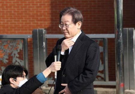 ２日に刃物で首を刺された韓国最大野党「共に民主党」の李在明代表は１０日、自身の襲撃事件が「憎しみの政治」に終止符を打つよう期待すると心情を語った。写真は退院する李在明氏。ソウル市内で１０日撮影。（2024年 ロイター /Yonhap via REUTERS）