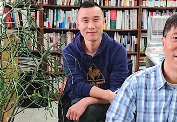 八旗出版編集長の富察氏（中央）　八旗出版のフェイスブックから