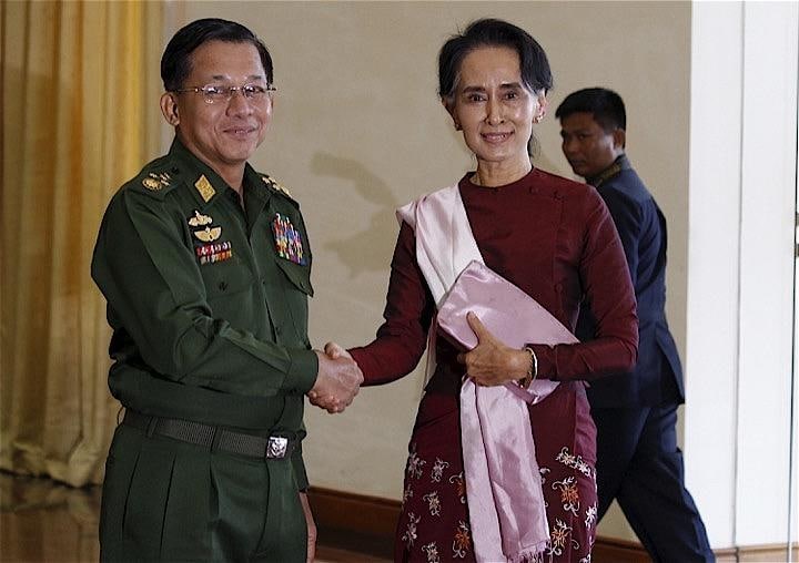 ミン・アウン・フライン最高司令官（左）は、ミャンマーにおいてアウン・サン・スー・チー国家最高顧問兼外相（右）と並んで政治的影響力を持つ　Soe Zeya Tun - REUTERS