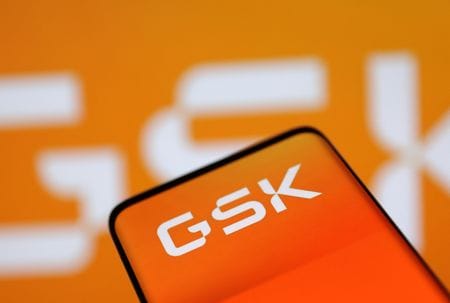 米食品医薬品局（ＦＤＡ）の諮問委員会は１日、英製薬大手グラクソ・スミスクライン（ＧＳＫ）の呼吸器合胞体ウイルス（ＲＳＶ）ワクチンについて、６０歳以上の成人に対して下気道疾患を予防する有効性を全会一致で認めた。写真は２０２２年８月撮影（２０２３年　ロイター/Dado Ruvic/Illustration）