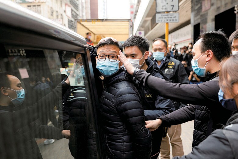 逮捕された立場新聞の林紹桐・代理編集長（中央） TYRONE SIUーREUTERS