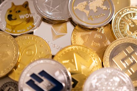 　８月１８日、タイ当局は外国人旅行者が暗号資産（仮想通貨）をタイバーツに交換し、国内で決済できる１８カ月間の試験プログラムを開始すると発表した。写真は２０２２年１月撮影（２０２５年　ロイター/Dado Ruvic）
