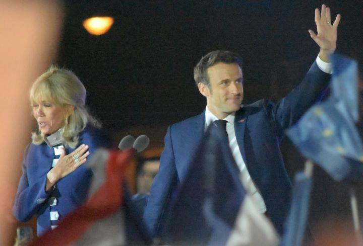 再選を決め、支持者の歓喜に応えるエマニュエル・マクロン大統領とブリジット夫人（筆者撮影）