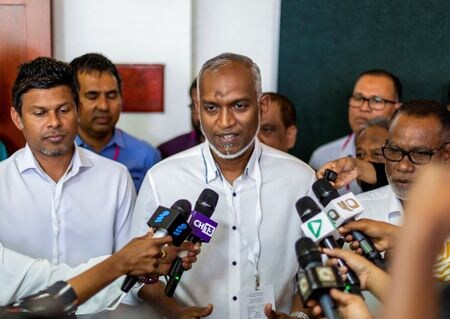 　１０月１日、インド洋の島国モルディブで３０日に行われた大統領選の決選投票は、野党候補のモハメド・ムイズ氏（写真中央）が現職のソーリフ氏に勝利した。写真はモルディブのマレで９月撮影（２０２３年　ロイター／Dhahau Naseem）