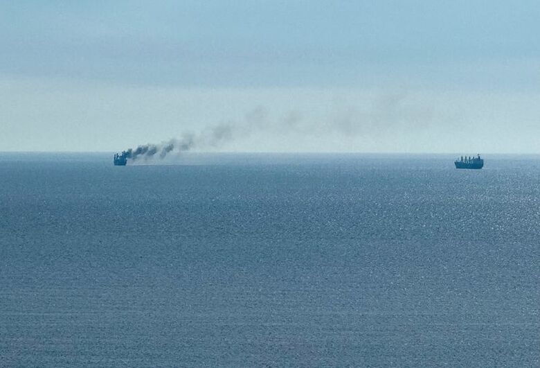 7月14日、ウクライナの黒海沿岸の港湾都市オデーサ近郊で、ドローン攻撃を受けた民間船が炎上している様子。REUTERS/Victor Sayenko