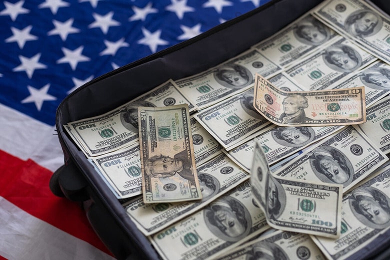 変動する株や不動産の 市場に一喜一憂しない 資産計画が大切　ANDREW ANGELOV／SHUTTERSTOCK