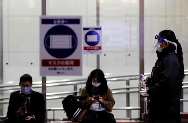 東京都は26日、都内で新たに481人の新型コロナウイルス陽性者が確認されたと発表した。写真は25日都内の百貨店で。（２０２０年　ロイター/Kim Kyung Hoon）