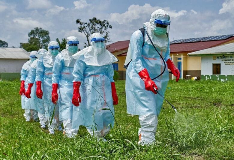 コンゴ民主共和国のルワンパラにある総合病院で、赤十字職員がエボラ出血熱で死亡した人の遺体を扱う前に消毒作業を行う様子。5月21日撮影。REUTERS/Gradel Muyisa Mumbere