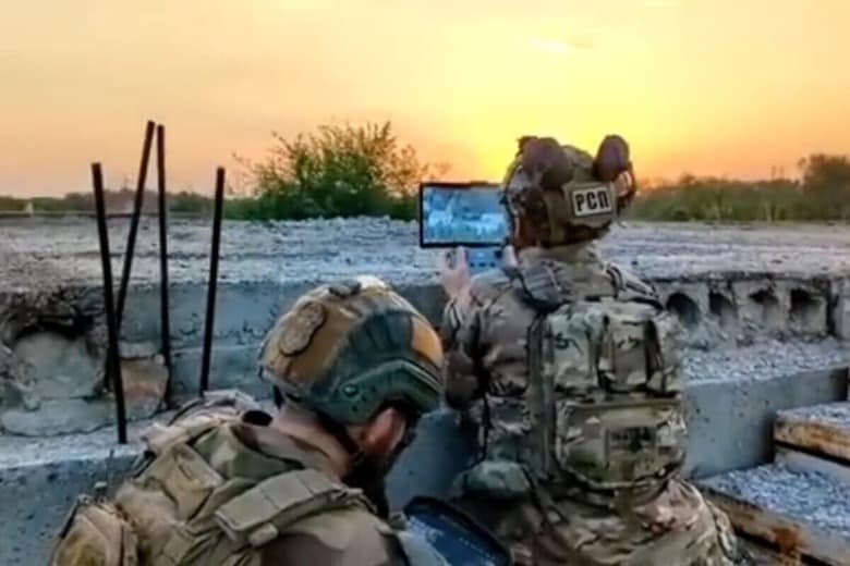 ドローンを操縦するウクライナ軍兵士（2022年11月）　EYEPRESS via Reuters