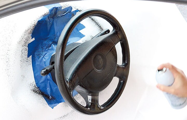 特殊な導電性のスプレー塗料を塗布することで、車のハンドルもタッチパネルに変身。新たな機能を持たせることができる　ELECTRICK