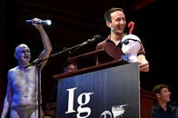 面白研究に下ネタ　科学の裾野を広げる「イグ・ノーベル賞」の奥深さ