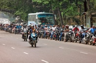 イラン戦争で急伸する原油価格と「パニック買い」の列