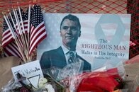 米保守活動家カーク氏像に赤い塗料、暗殺1年で除幕されたばかり
