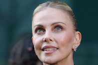 全身スケスケ、生地越しに丸見え...シャーリーズ・セロンの過激衣装にネット騒然