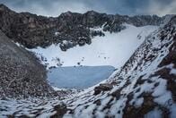 ヒマラヤ山脈の湖で見つかった何百体もの人骨、謎さらに深まる