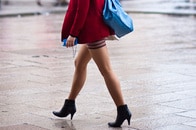 マイナス40度でミニスカ女子大生の脚はこうなった