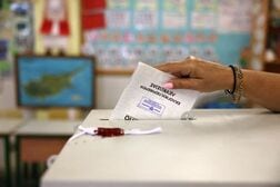 キプロス議会選、極右や新興勢力が躍進　大統領に痛手