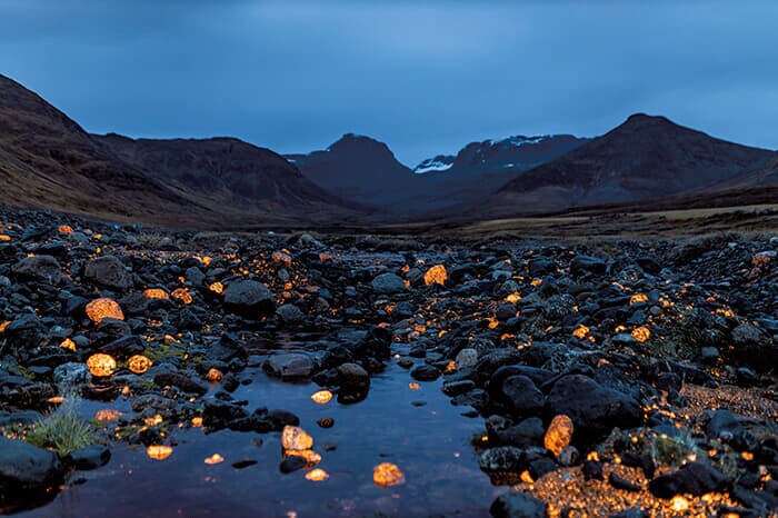 豊富なレアアースの埋蔵で知られる鉱床クバンフィエルは、鉱業開発と環境保護といった議論の焦点になっている（紫外線で発光した天然石ソーダライト）