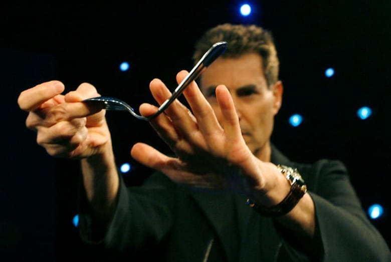 スプーン曲げをするユリ・ゲラー（ドイツ・ケルンにて）Ina Fassbender-REUTERS