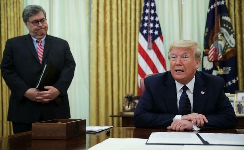 トランプ米大統領は、米ツイッターや米フェイスブックを含むソーシャルメディア企業などを保護する法律を撤廃するか効力を弱める法律を導入すると表明し、28日午後、大統領令に署名した(2019年　ロイター/JONATHAN ERNST)