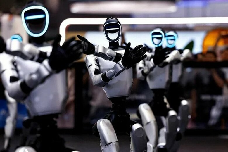 写真は中国で８月に開催された「世‌界ヒューマノイドロボット競技大会」で、グループダンスを披露するユニツリーのヒューマノイド。8月19日、北京で撮影。REUTERS/Tingshu Wang