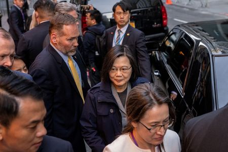 ３月２９日、 台湾の蔡英文総統は、中米訪問の経由地である米ニューヨークに到着した。写真は同日、ニューヨークのホテルを出る蔡総統（２０２３年　ロイター/Jeenah Moon）