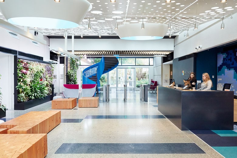 明るいエントランスに、ビジターは以前の固いイメージとは異なるマイクロソフト社の文化的変化を感じとることができる。　WORKSIGHT