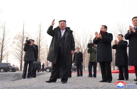 　２月１８日、北朝鮮外務省は、日米韓外相が北朝鮮の非核化を目指す方針を示したことに反発し、核戦力の強化を継続すると表明した。写真は平壌の住宅プロジェクト最終段階の着工式に出席した金氏（中央）。１６日撮影。ＫＣＮＡ提供（２０２５年　ロイター/KCNA）