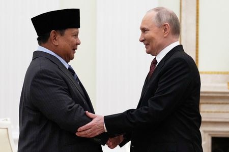 　１２月１０日、ロシアのプーチン大統領（写真右）はインドネシアのプラボウォ大統領（左）とモスクワで会談し、両国間の軍事協力の進展を歓迎し、原子力分野でインドネシアを支援する用意があると伝えた。写真は同日、モスクワで代表撮影（２０２５年　ロイター）