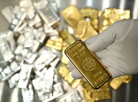 金価格が１４日の取引で、史上初めて１オンス＝３０００ドルを突破した。トランプ米大統領の関税措置に起因する経済不確実性を背景に、安全資産である金への買いは歴史的な水準にまで膨張している。 １月撮影（２０２５年　ロイター/Angelika Warmuth）