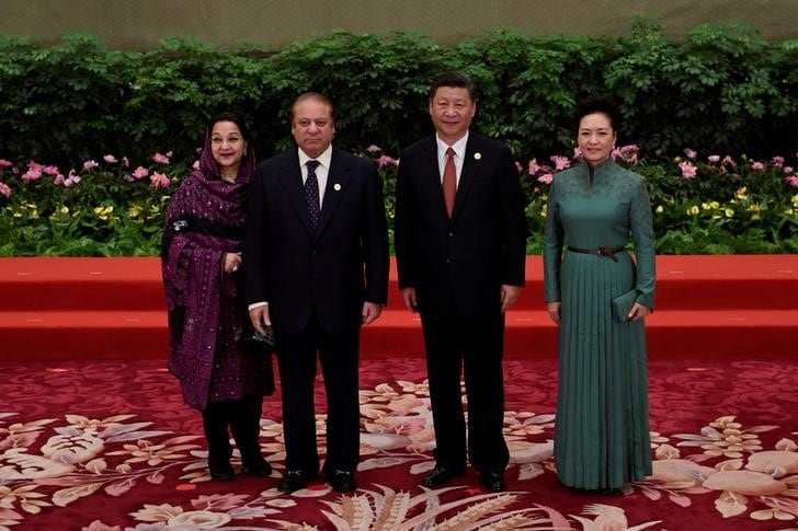 ６月１４日、地理的にも中国政府の「シルクロード」計画の中央に位置するパキスタンでは、昨年だけで２８０億ドル以上の契約が、現地企業と合弁を組んだ中国企業との間で結ばれた。写真は５月１４日、北京で開かれた「一帯一路」会議に出席したシャリフ首相（左から２人目）と習近平国家主席（２０１７年　ロイター）