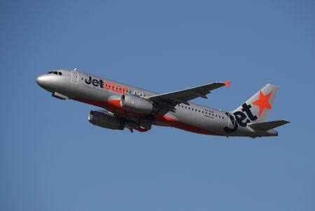 　１２月２２日、格安航空会社（ＬＣＣ）ジェットスター・ジャパン（千葉県成田市）の労働組合は、同日から来年１月７日まで一部の組合員によるストライキに入った。写真はシドニーの空港から離陸するジェットスター機。２０２０年３月撮影（２０２３年　ロイター/Loren Elliott）