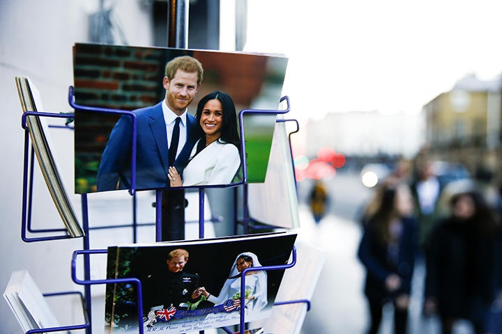 売れ残り決定？（バッキンガム宮殿近くの土産物屋）Henry Nicholls-REUTERS