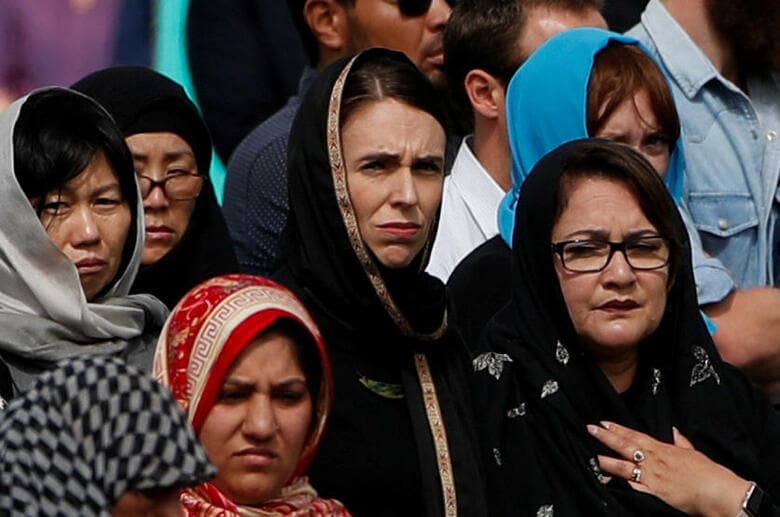 追悼集会にスカーフを着用して参加したアーダーン首相（中央）　Jorge Silva-REUTERS