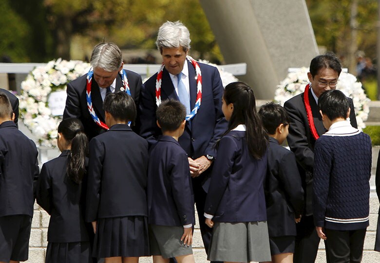 ケリー国務長官はＧ７外相会合の他の参加メンバーと共に原爆死没者慰霊碑に献花した　Jonathan Ernst-REUTERS