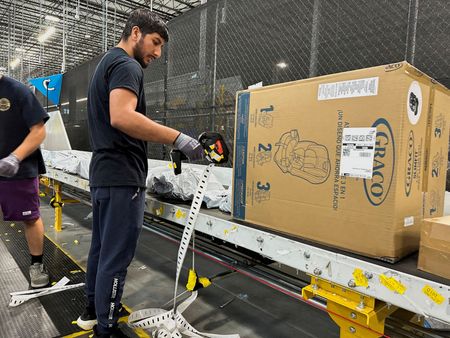 　７月５日、昨年２月、米ニューヨーク州にあるアマゾン・ドット・コムの物流倉庫での重い箱を持ち上げる過酷なシフトを終え、翌朝目覚めた時、キース・ウィリアムズさんの手と手首は動かなくなっていた。写真は２０２３年７月、ニューヨーク州メルビルのアマゾン物流施設で撮影（２０２４年　ロイター/Soren Larson）