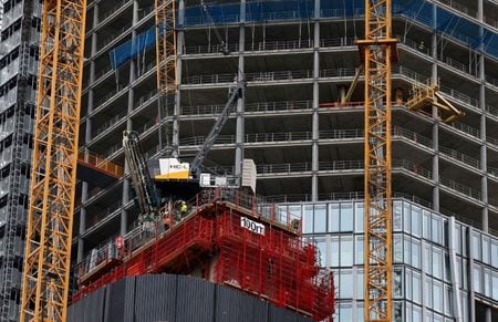 ドイツのＩＦＯ経済研究所は１７日、今年の国内経済成長率予測を０．２％とし、昨年１２月時点の０．４％から下方修正したと明らかにした。フランクフルトで２０２３年撮影。（２０２５年　ロイター/Kai Pfaffenbach/File Photo）